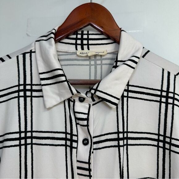 Above and Beyond Black and Cream Stripe Size M Button Front Tab Sleeve Blouse - Picture 4 of 9